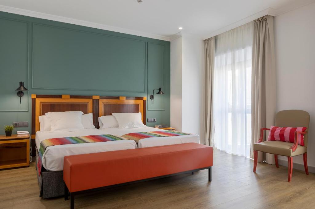 With the Picasso Museum and Málaga Cathedral within 5 minutes’ walk, Don Curro provides an ideal base to visit Malaga.