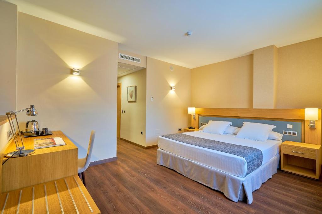 Located opposite Malaga’s Centre of Contemporary Art, this modern hotel offers free Wi-Fi and stylish air-conditioned rooms with flat-screen satellite TV.