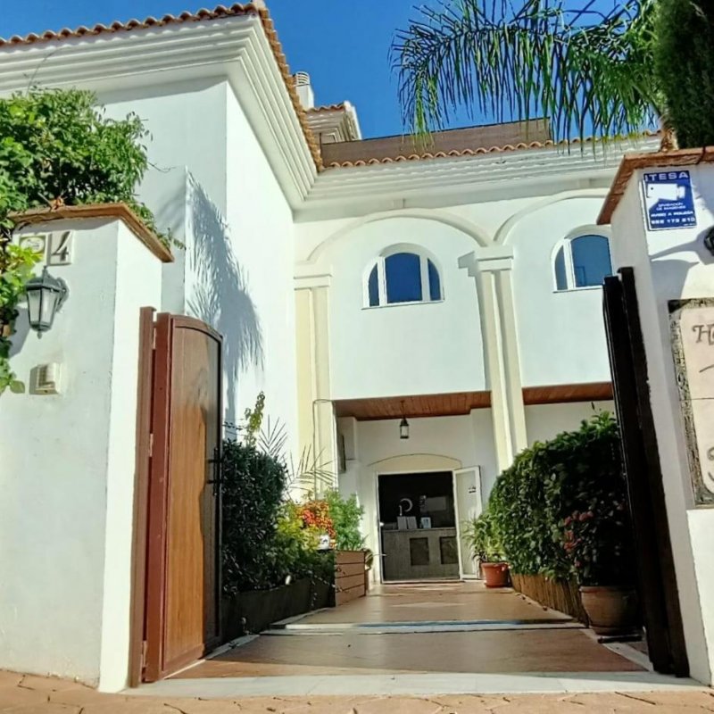 Este pequeño y acogedor hotel de gestión familiar está situado en una zona residencial de Torremolinos, a poca distancia de la playa y a poca distancia...