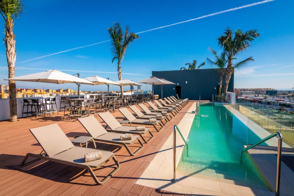 Situado en Málaga, a 1,9 km de la playa de Misericordia, Hotel Málaga Vibes ofrece alojamiento con piscina al aire libre de temporada, aparcamiento privado,...