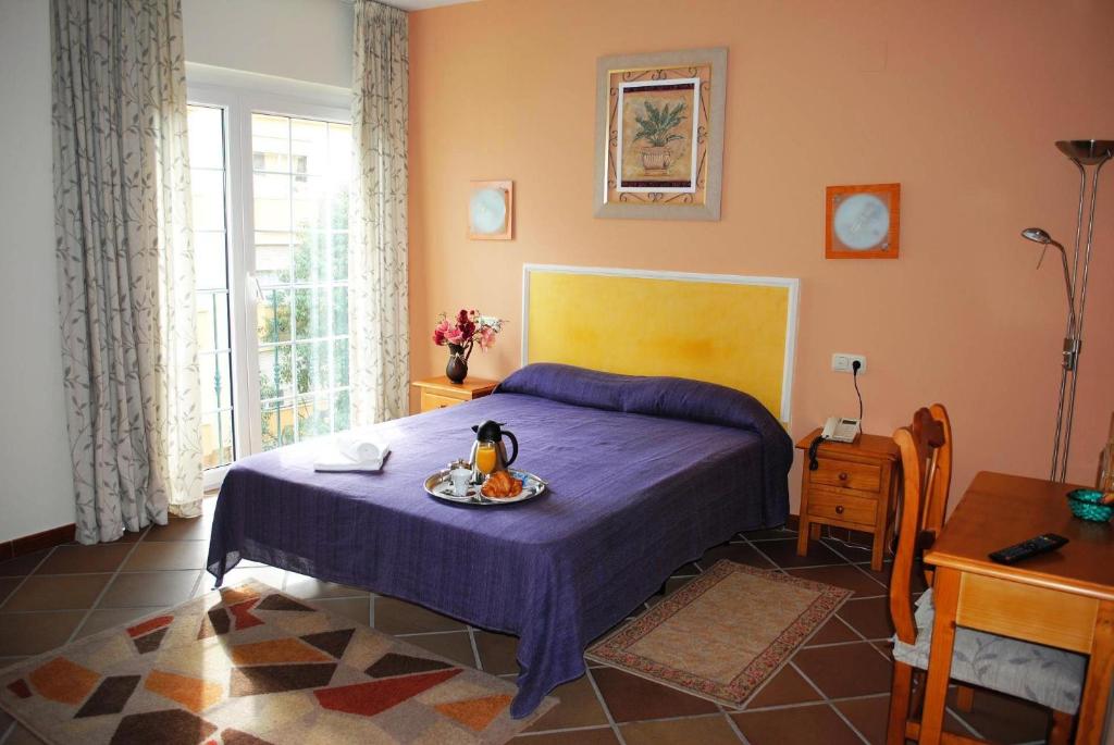 Just 50 metres from the beach, Hotel María Cristina is located in the centre of Cala del Moral.