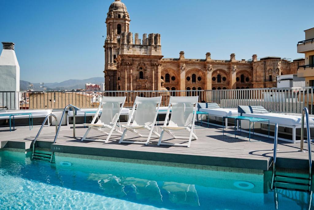 Located in Malaga centre, Molina Lario has a sun terrace and rooftop pool, which offers views of Malaga Cathedral. Air-conditioned rooms offer free Wi-Fi.