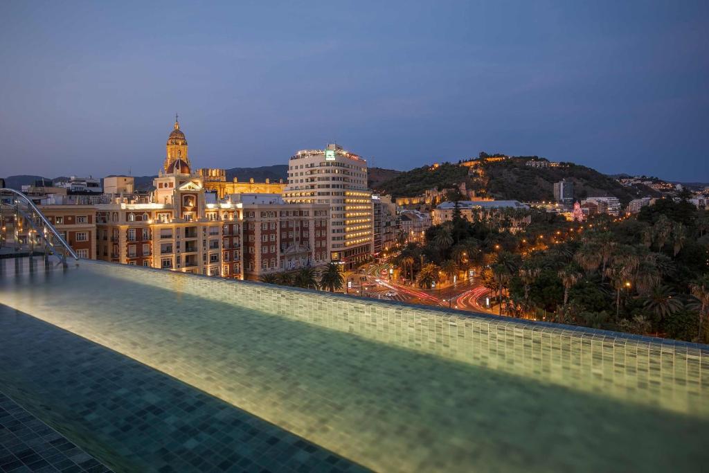 Sólo USTED Hotel Málaga cuenta con piscina al aire libre, centro de fitness, restaurante y bar en Málaga.