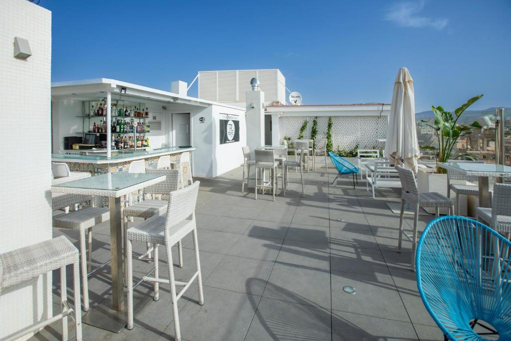 Soho Bahia Malaga is located 300 metres from Málaga’s Contemporary Art Museum and Cathedral. It offers rooms with free Wi-Fi and satellite TV.