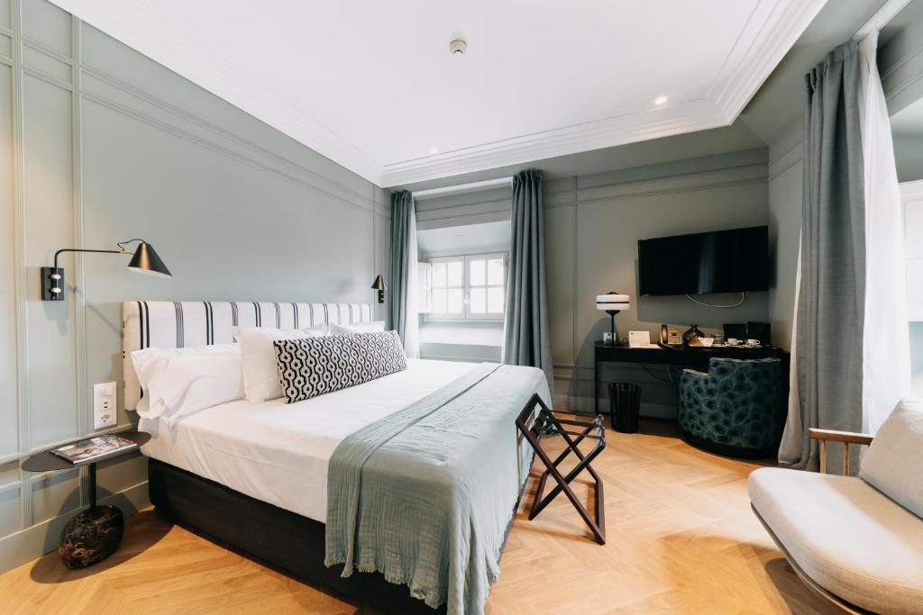 Situated conveniently in the centre of Málaga, Soho Boutique Colón offers buffet breakfast and free WiFi throughout the property. The property is around 2.