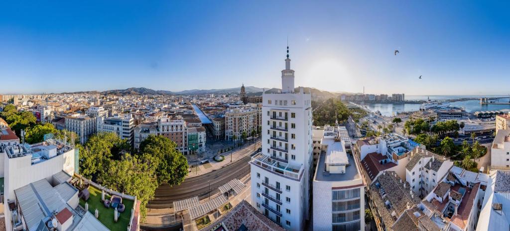 Featuring an outdoor swimming pool, a terrace as well as a bar, Soho Boutique Equitativa is located in the centre of Málaga, 1.5 km from La Malagueta...