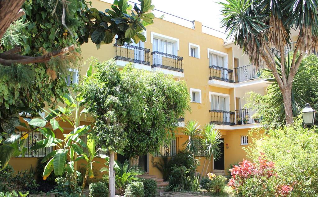 Cette auberge familiale est située à 300 mètres du village de pêche de Carihuela et de la plage de sable au cœur de la Costa del Sol.