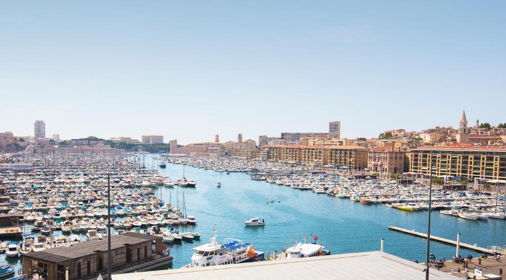 Hotels in Marseille Der Hafen VP - Vieux befindet sich in einem Steingebäude aus dem 18. Jahrhundert gegenüber dem Hafen von Vieux im Stadtzentrum von Marseille.