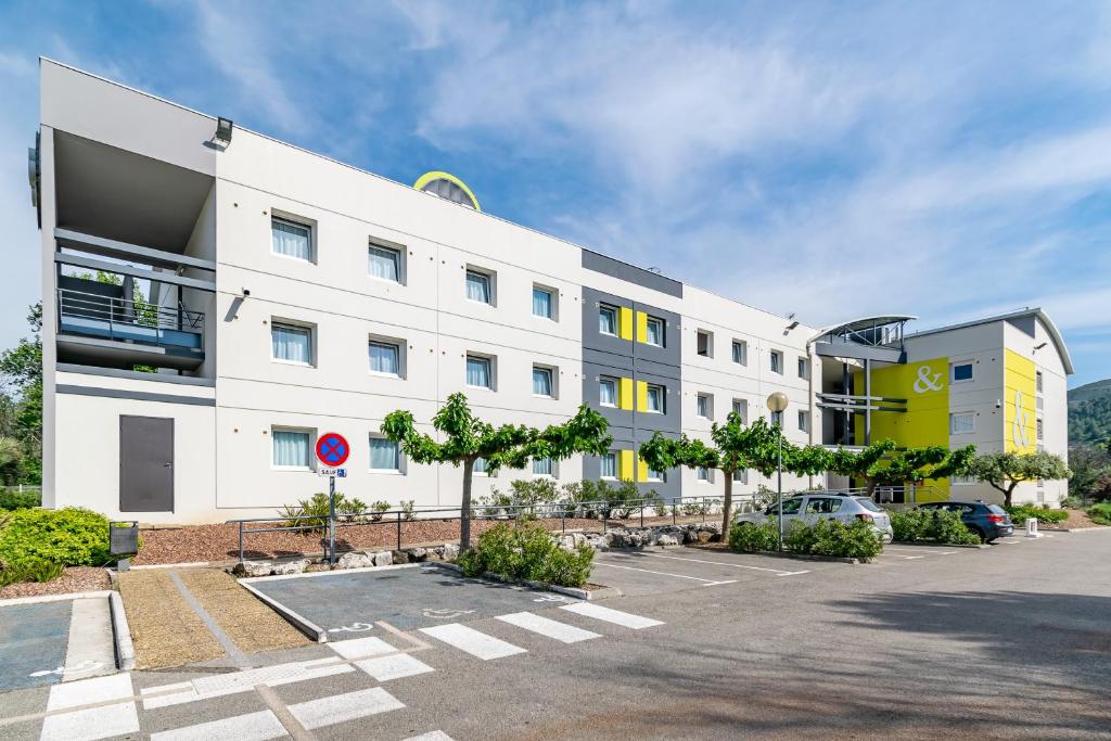 Das B&B HOTEL Marseille La Valentine begrüßt Sie in Marseille, 11 km vom Alten Hafen entfernt und bietet klimatisierte Zimmer mit kostenfreiem WLAN.