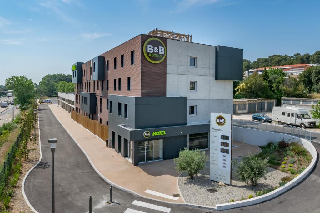 Situated in Marseille, 12 km from Castellane Metro Station, B&B HOTEL Marseille La Valentine St Menet features views of the mountain.