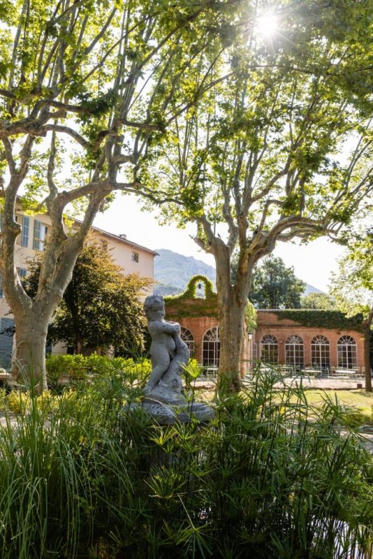 Situado na aldeia histórica de Gemenos, esta casa do século XVIII está situada na borda de um parque entre lavanda e oliveiras.