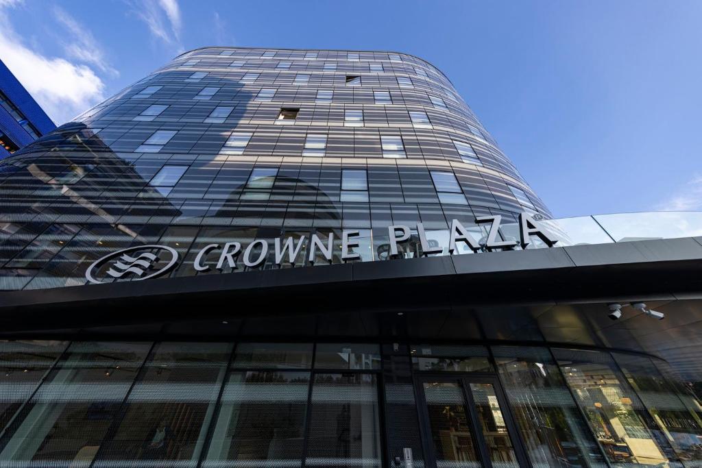 Situé à Marseille, à 2,8 km de la station de métro La Timone, le Crowne Plaza - Marseille Le Dôme propose un hébergement avec piscine extérieure...