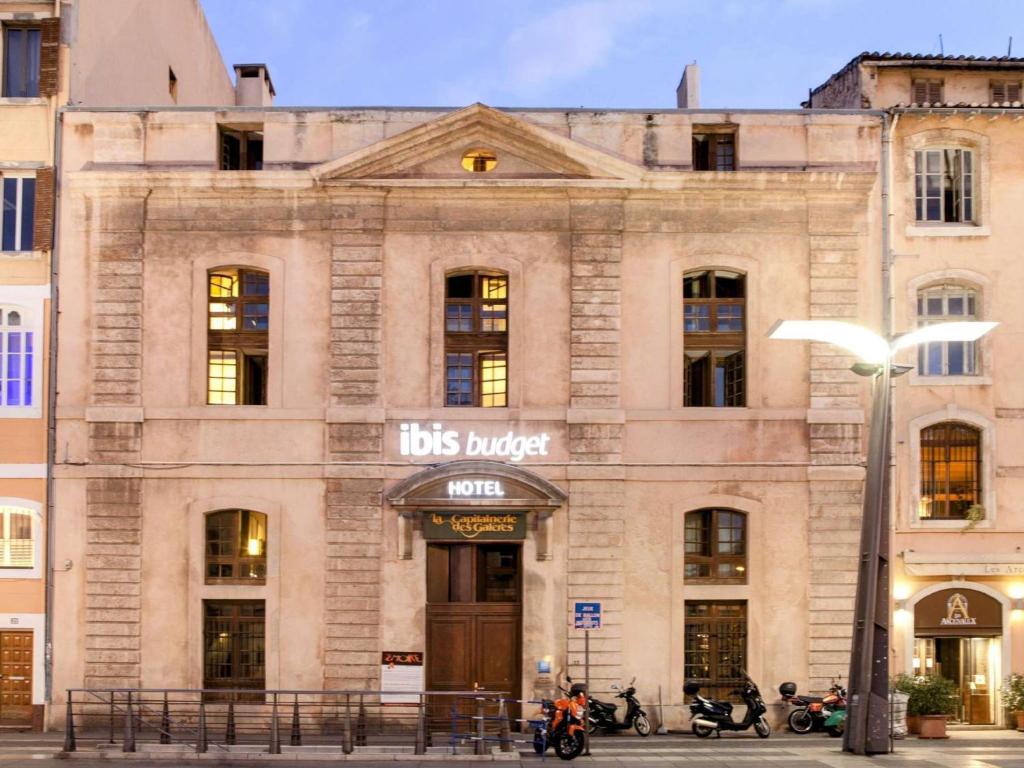 Located in the heart of Marseille, ibis Budget Marseille Vieux Port offers a 14th-Century façade and a cocktail bar.