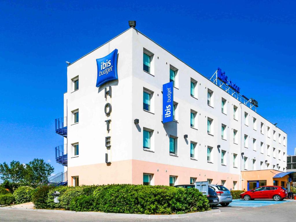 Located just a 15-minute drive from Marseille, this ibis budget hotel offers 2-star accommodation, a 24-hour reception and daily newspapers.