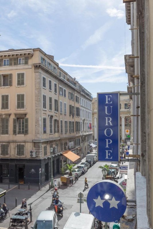 Located just 20 metres from the Vieux Port, this hotel offers air-conditioned rooms with free Wi-Fi access and satellite TV.