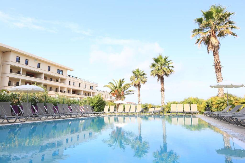 El Golden Tulip Villa Massalia se encuentra a 7 minutos a pie de la playa, a 3,5 km del estadio Velodrome y a 6 km de Les Goudes.