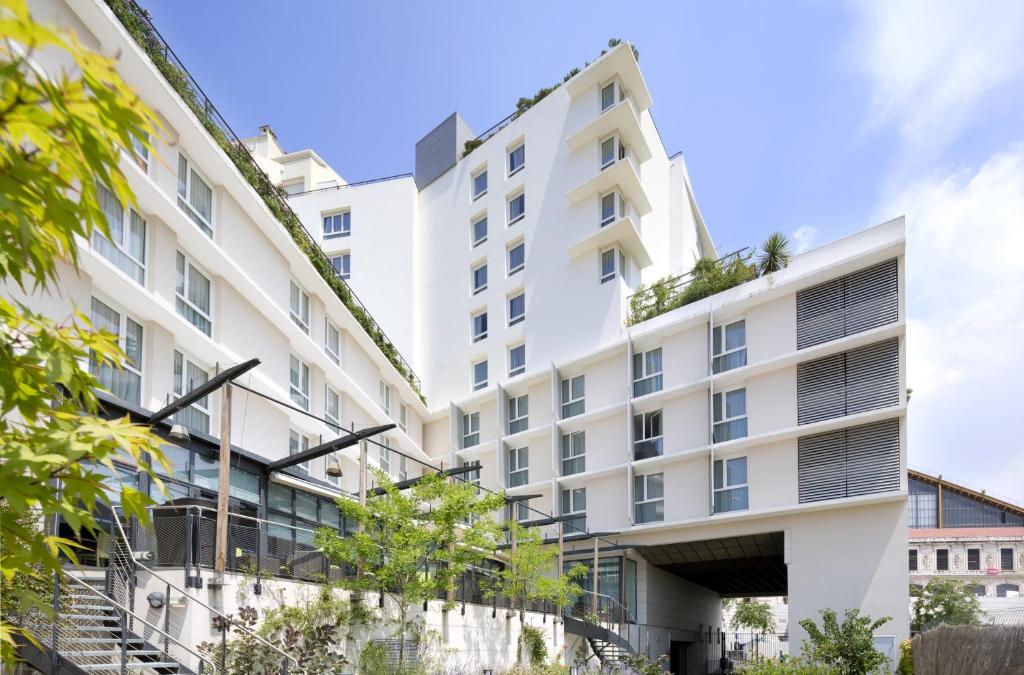 O Holiday Inn Express Marseille Saint Charles fica em frente à estação ferroviária e a 10 minutos a pé do Porto Vieux, no centro da cidade de Marselha.