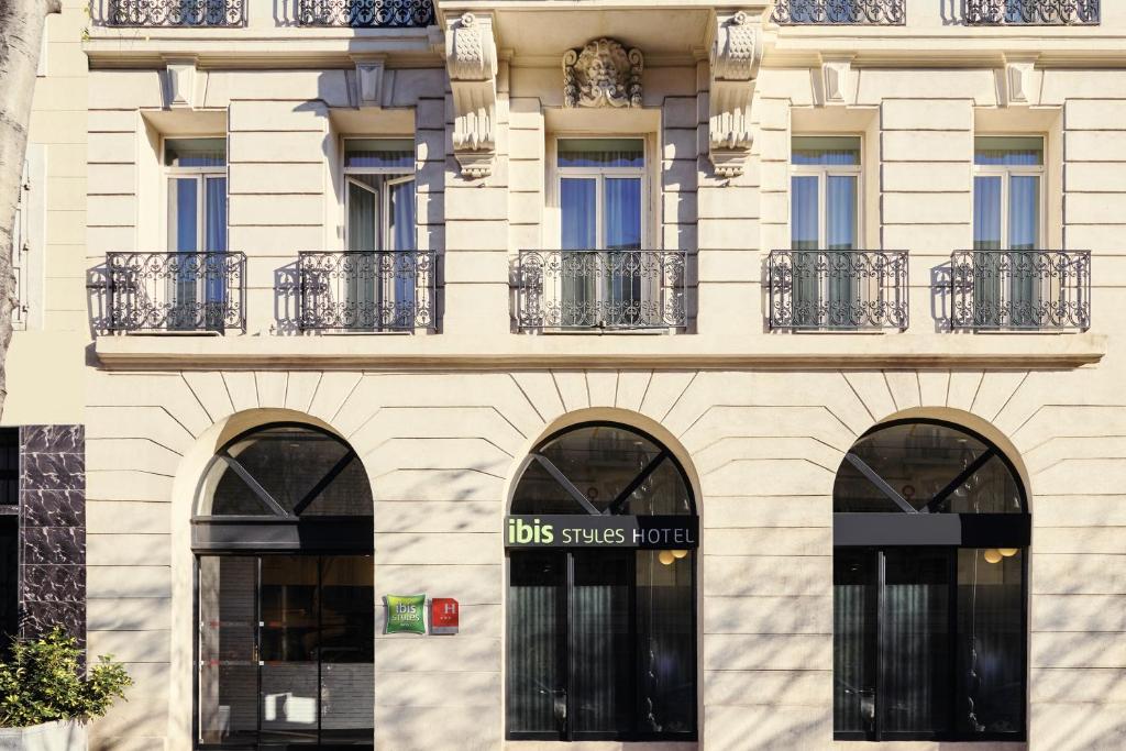 L'hôtel ibis Styles Marseille Gare Saint-Charles est situé en face de la gare SNCF St-Charles et se trouve à 8 minutes à pied du Vieux-Port.