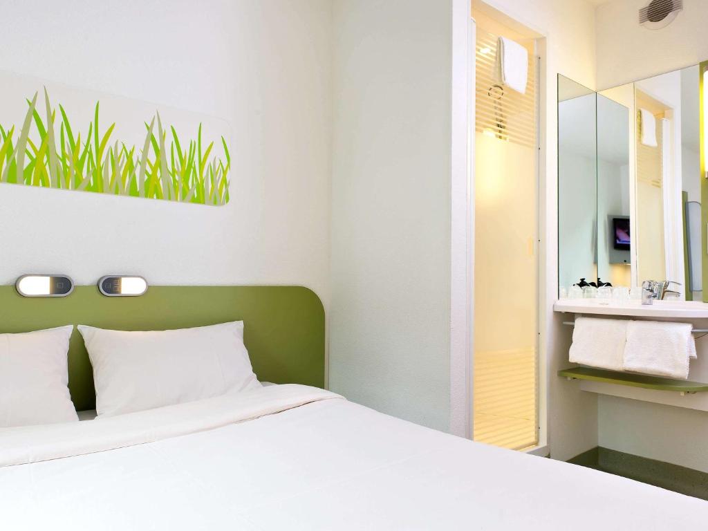 Ibis Budget Marseille Est Porte d'Aubagne is located a 20-minute drive from the centre of Marseille.