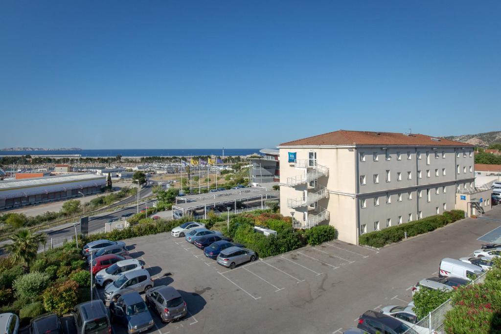 Featuring a 24-hour front desk, ibis budget Marseille L'Estaque is located 10 km from the centre of Marseille. Aix-en-Provence is 32 km away.