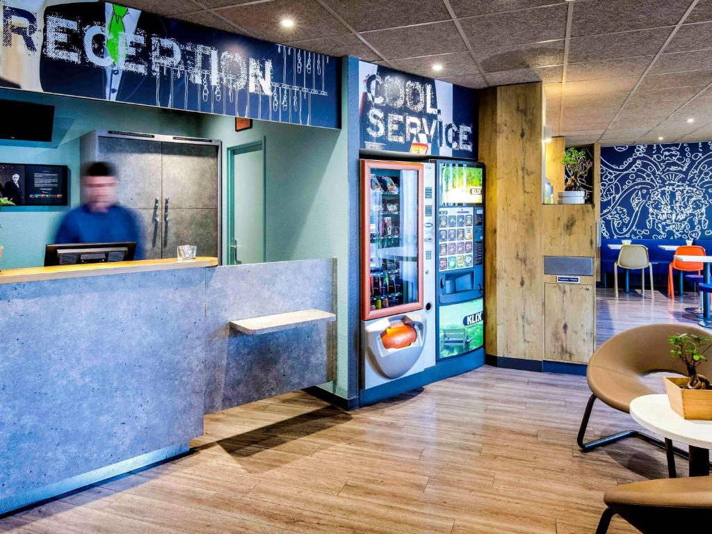 L'ibis Budget Marseille Timone est situé à Marseille, à 5 minutes à pied du stade Vallier. Une connexion Wi-Fi est disponible gratuitement.