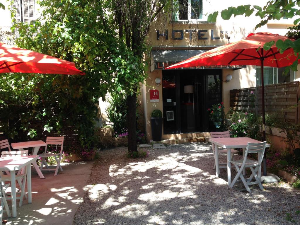 This air-conditioned hotel is a 10-minute drive from central Marseilles and a 10-minute walk from La Treille.