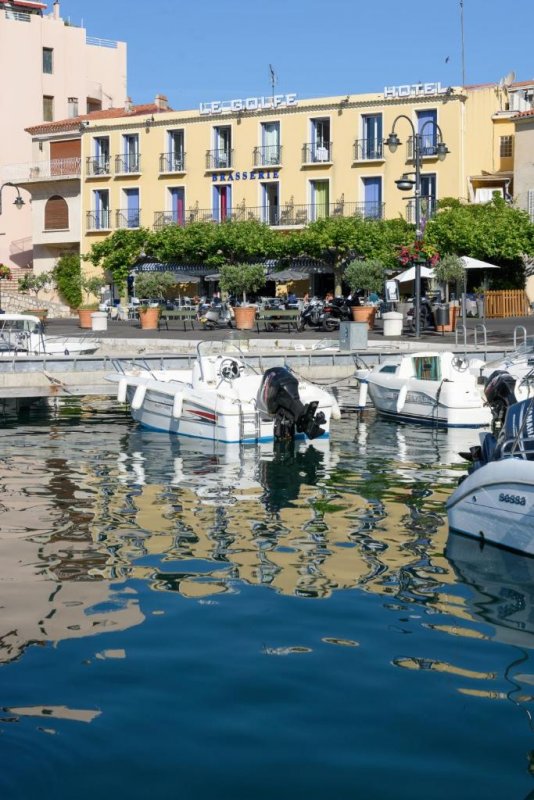 Situé sur le port de pêche de Cassis, l'Hotel Le Golfe se trouve à seulement 400 mètres de la plage de sable fin.