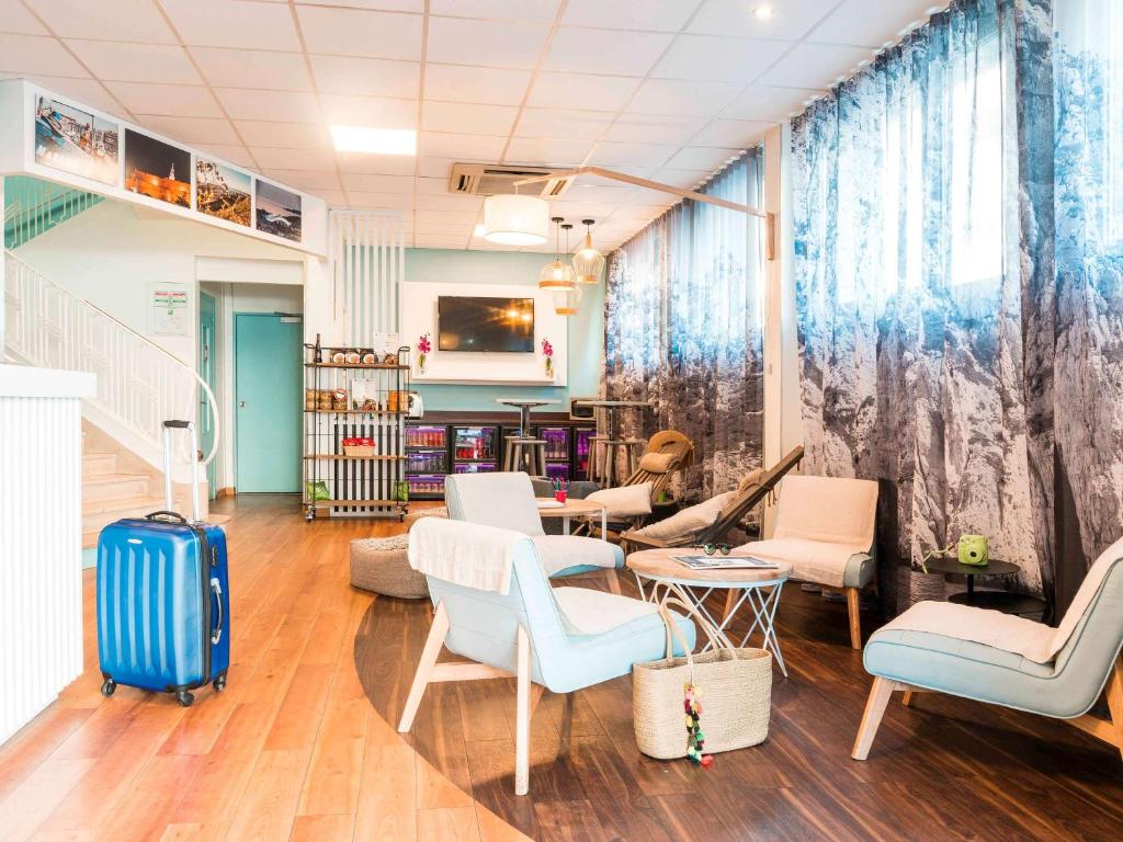 Este hotel dispõe de quartos contemporâneos com televisão de ecrã plano por satélite e ar condicionado.