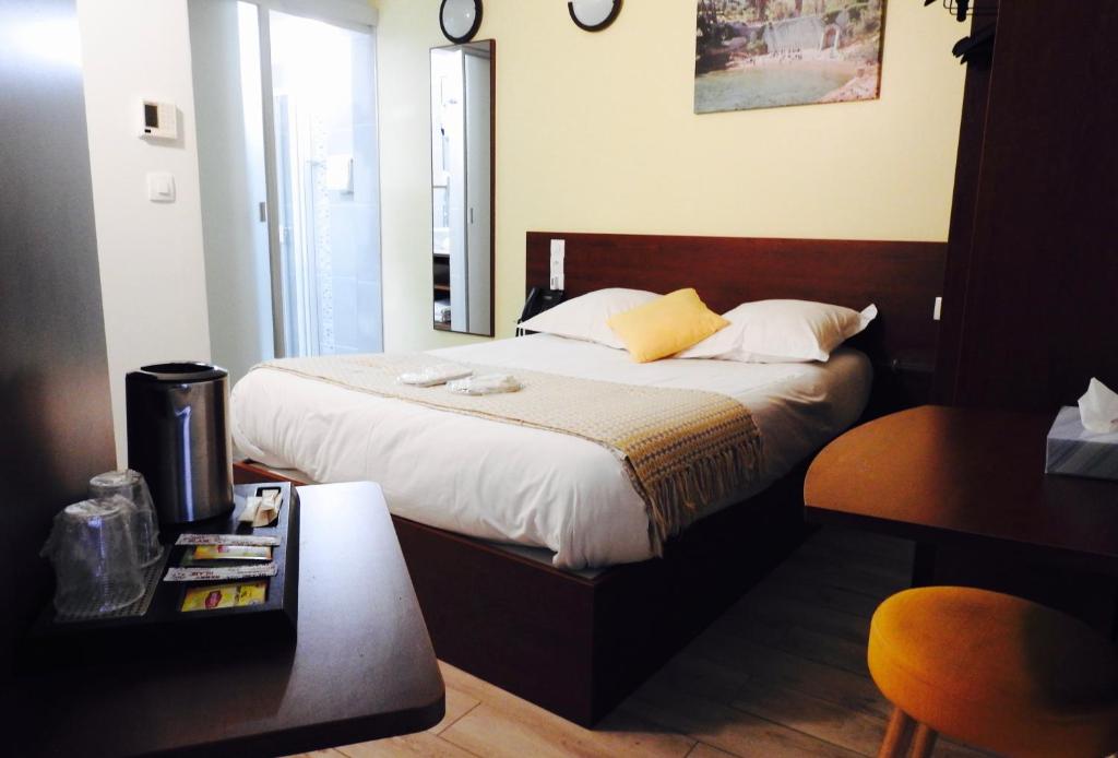 Just 150 metres from Marseille Saint Charles Train Station in the centre of Marseille, Massilia hôtel offers free WiFi. The Old Port is 900 metres away.