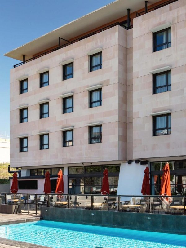 Nouvel Hôtel de Marseille - Vieux Port est un hôtel design situé en face du Centre des Congrès de Pharo, à seulement 10 minutes à pied du Vieux Port.