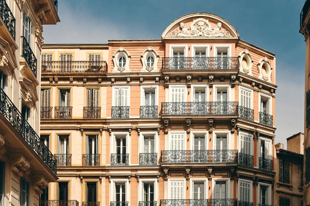 L'Hôtel Saint Louis - Vieux Port a été entièrement rénové en 2019 et est situé dans le centre de Marseille, à 400 mètres du Vieux Port.