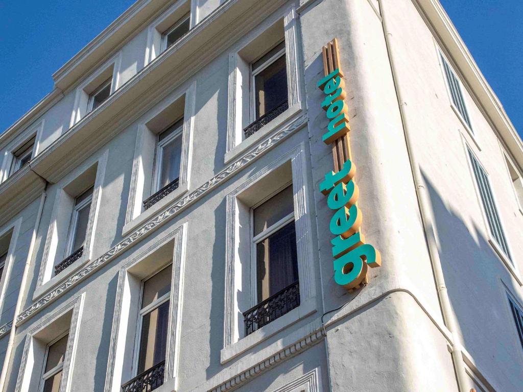 Greet Hotel Marseille Centre Saint Charles is located in the centre of Marseille, a 10-minute walk from the Old Port.