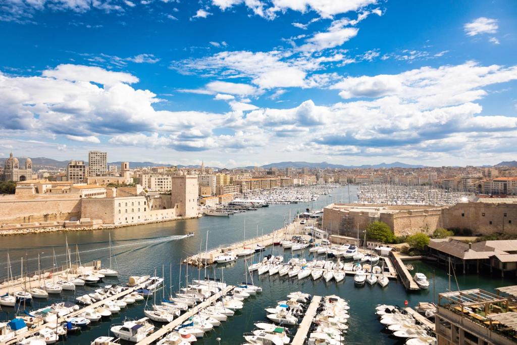 Doté d'un accès gratuit au spa, au sauna et au hammam, le Sofitel Marseille Vieux-Port dispose également de 3 terrasses donnant sur le Vieux-Port de Marseille.