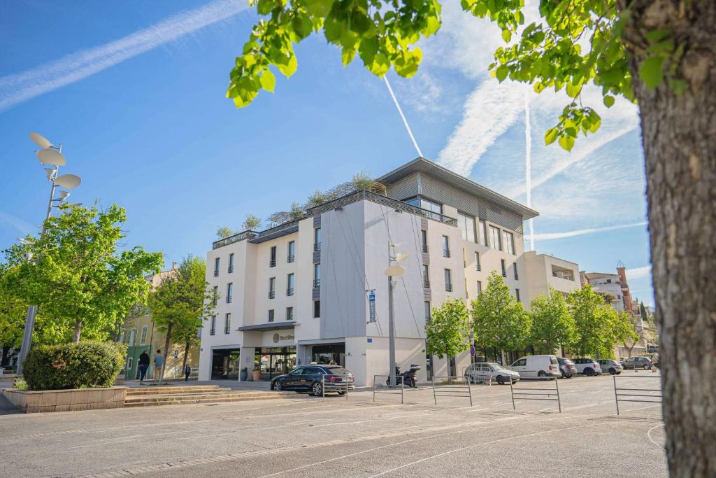 Best Western Linko El Hôtel está situado en el centro de la ciudad de Aubagne, a 6 km del Garlaban, con una cumbre de 715 metros.