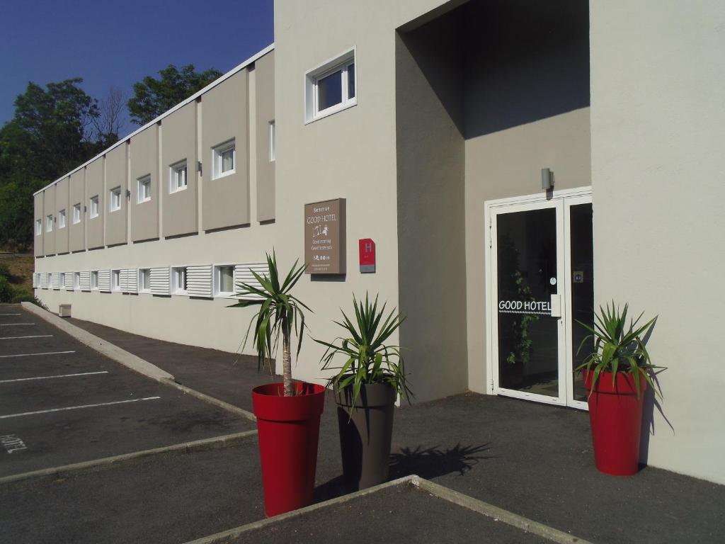 Good Hôtel Marseille Aubagne está situado en La Penne-sur-Huveaune y cuenta con un salón compartido y un bar.
