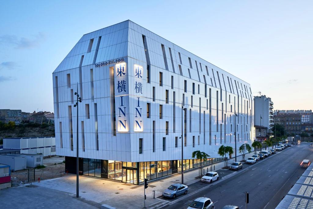 Situado em Marselha, apenas a 5 minutos a pé da Estação Ferroviária de Marseille Saint Charles, o Toyoko INN Marseille Saint Charles disponibiliza um jardim e acesso Wi-Fi gratuito.
