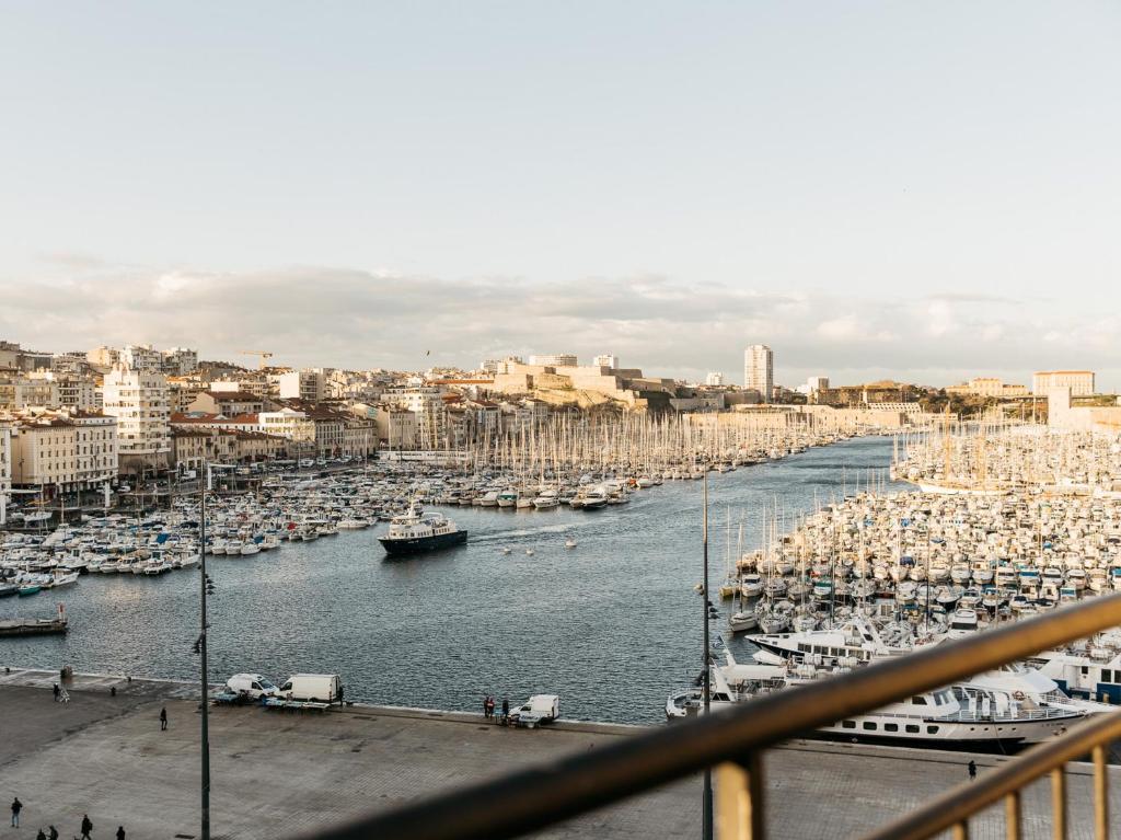 El New Hotel Le Quai - Vieux Port está situado en el centro de Marsella, con vistas a la calle comercial Old Port y La Canebière.