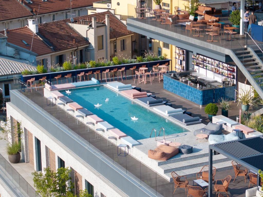 21 House of Stories Navigli dispose d'une piscine extérieure saisonnière, d'une salle de sport, d'un jardin et d'une terrasse à Milan.
