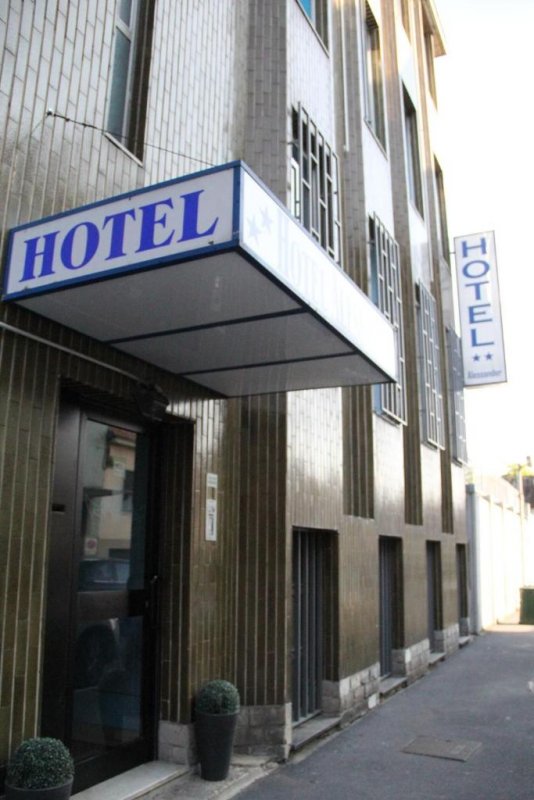 Das Hotel Alessander begrüßt Sie in der Vigentino Diskrepanz im Süden Mailands, 5 km von der Autobahn A1 und A51 entfernt.