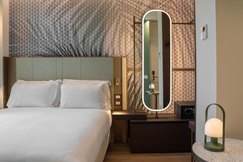 Situato a Milano, il Boutique Hotel Martini 17 offre un salone in comune e un bar.