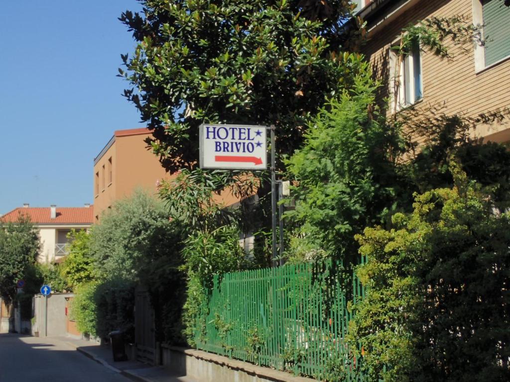 Das Hotel Brivio liegt im Norden von Mailand, direkt neben dem U-Bahnhof Dergano, bietet kostenfreies WLAN in allen Bereichen und einen Garten, in dem Sie Ihr Frühstück genießen können...