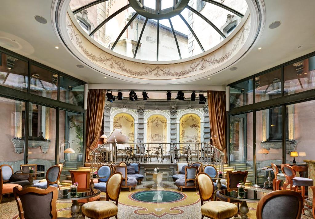 Acest hotel boutique de 5 stele este situat în centrul istoric al oraşului Milano, la 8 minute de mers pe jos de Piazza San Babila şi de zona de modă Via Montenapoleone.