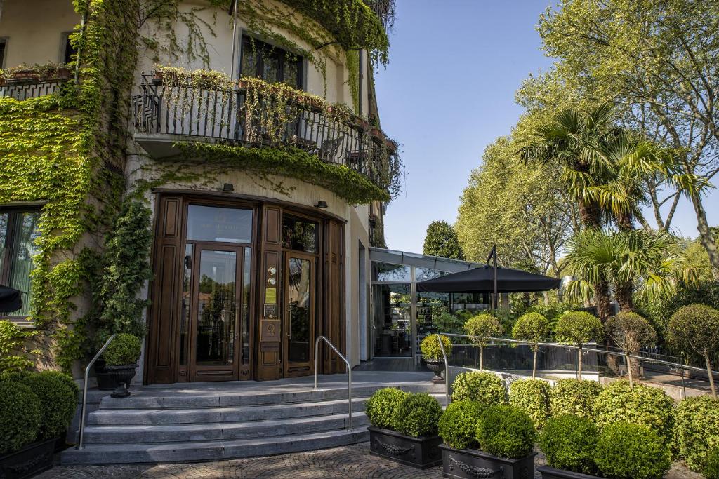 L'Hotel De La Ville Monza si affaccia sul Palazzo Reale di Monza e sui suoi giardini, e dista 500 metri dal centro storico.
