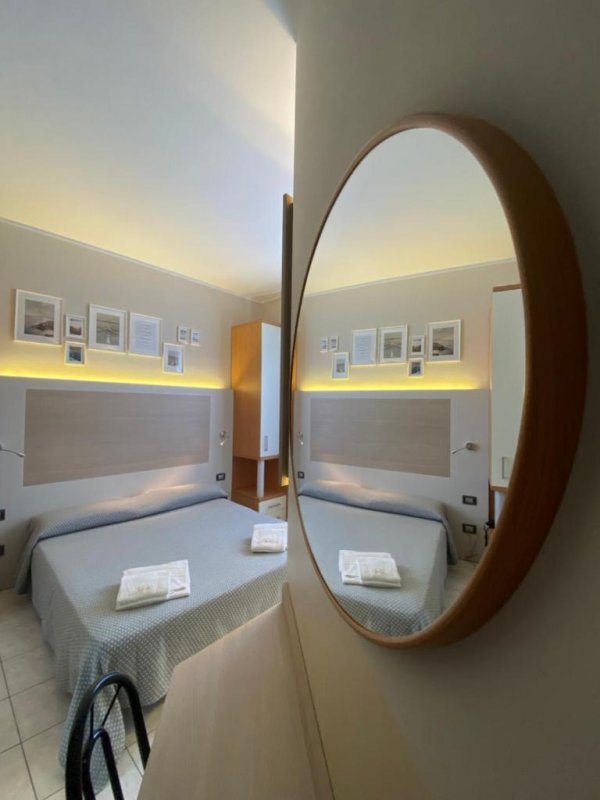 Hotelul Due Giardini se află la 200 de metri de staţia de metrou Lima şi la 500 de metri de Gara Centrală Milano.