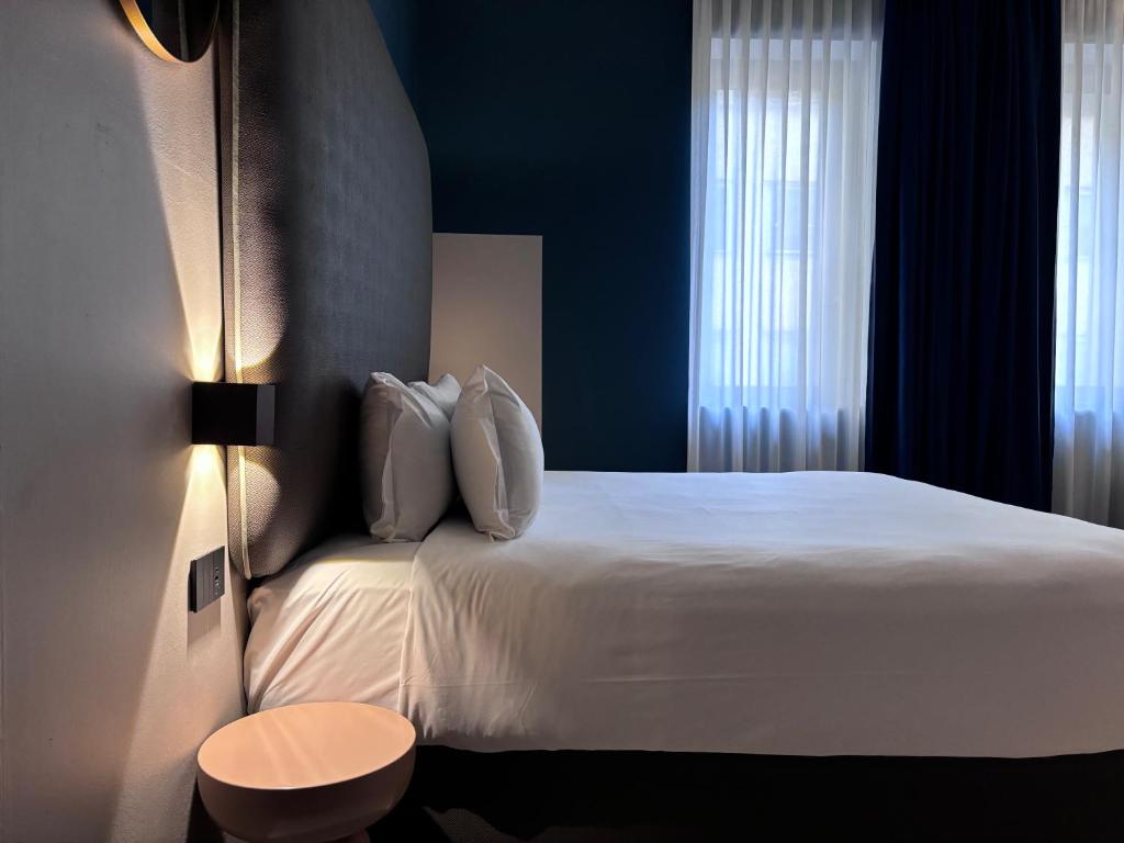 El AV Hotel Milano se encuentra a menos de 5 minutos a pie de la estación de tren Milano Centrale, que ofrece conexiones con todo el centro de la ciudad y todos los aeropuertos.