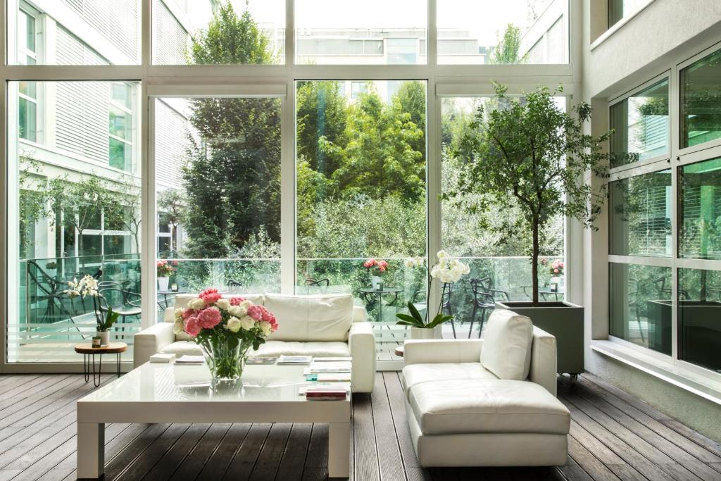 With a central location in Milan, the Magna Pars l'Hotel à Parfum, Small Luxury Hotels of the World is a luxury 5-star hotel offering ultra-modern suites...