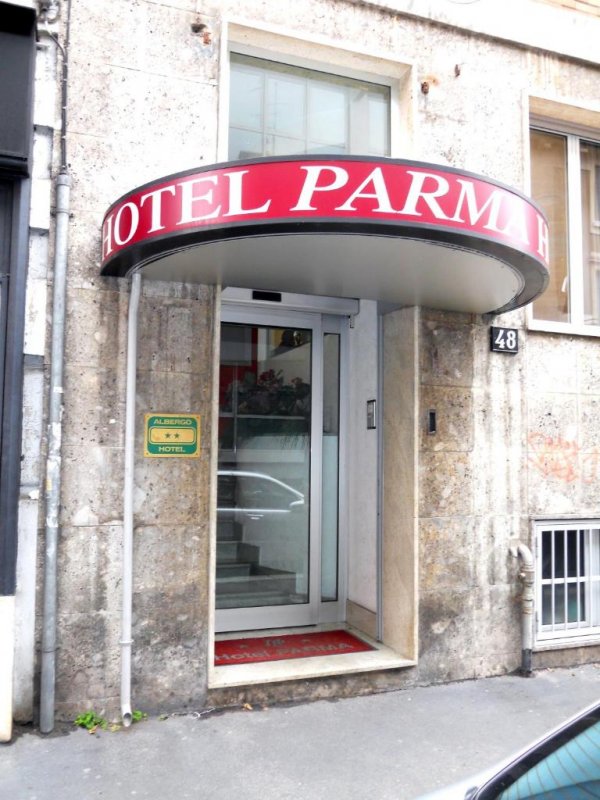 Situato a 900 metri dal centro congressi MiCo Fiera Milano City, l'Hotel Parma offre la connessione WiFi gratuita e una reception aperta 24 ore su 24 e un bar.