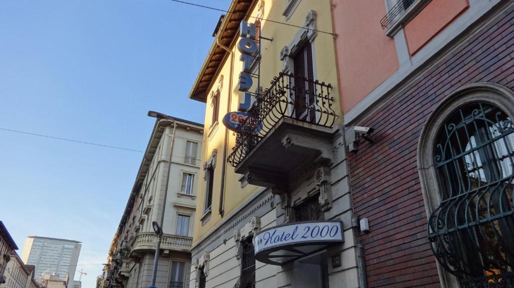 L'Hotel2000 dista 300 metri dalla stazione della metropolitana di Lima e 5 minuti a piedi dalla stazione ferroviaria di Stazione Centrale.