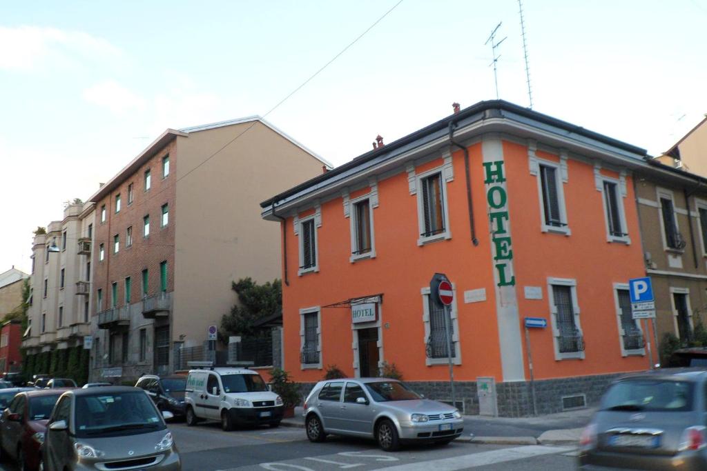 Situado en el centro de Milán, el hotel ocupa una posición tranquila que se puede llegar fácilmente desde el aeropuerto, estaciones y autopistas.