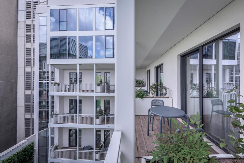 Situato a Milano, il Palazzo Viridis offre camere climatizzate, un salone in comune, la connessione WiFi gratuita e una terrazza.